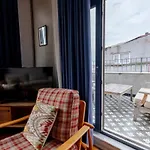 High Ceiling With Large Balcony 公寓 *