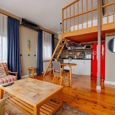 Apartment High Ceiling With Large Balcony *