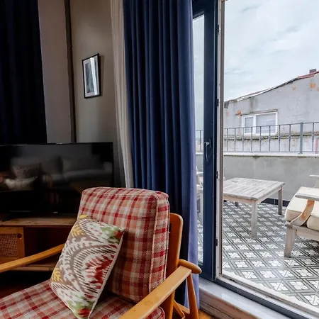 High Ceiling With Large Balcony Apartment *