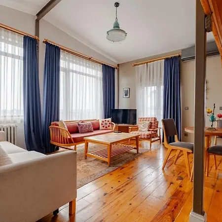 Apartment High Ceiling With Large Balcony
