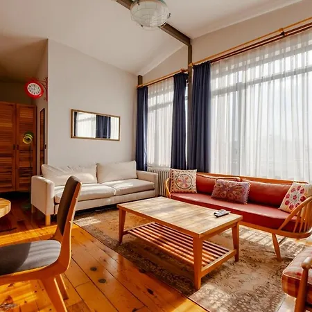 Apartment High Ceiling With Large Balcony