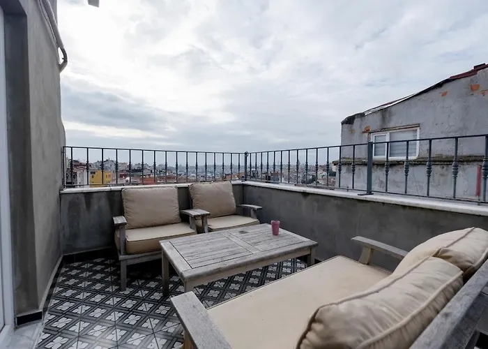 High Ceiling With Large Balcony *