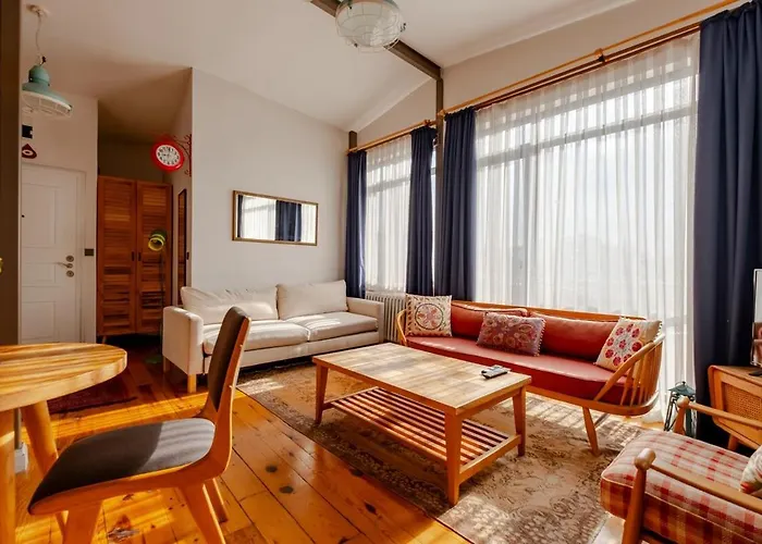 Apartment High Ceiling With Large Balcony